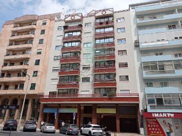 Apartamento T3 renovado, c/ estacionamento, na Estrada da. 130m² São Domingos De Benfica