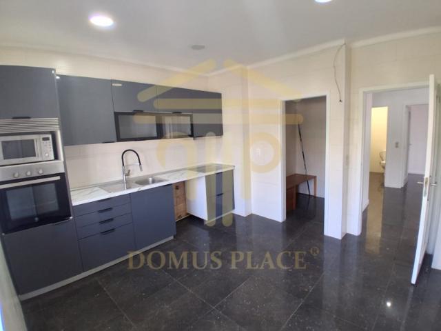 Apartamento T3 Renovado com 3 Frentes, Varandas e Garagem em Fânzeres, Gondomar