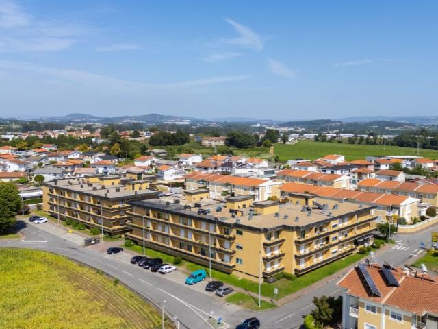 Apartamento T3 Renovado, com área útil 156 m2, em Esmeriz, Famalicão