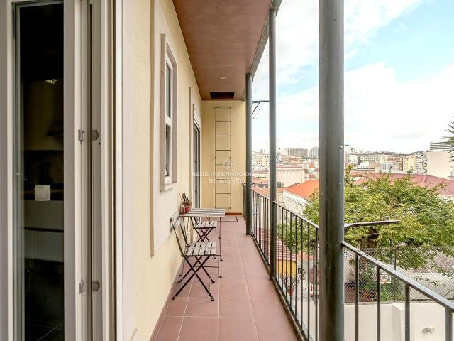 Apartamento T3 renovado com garagem, arrecadação e varanda em Lisboa