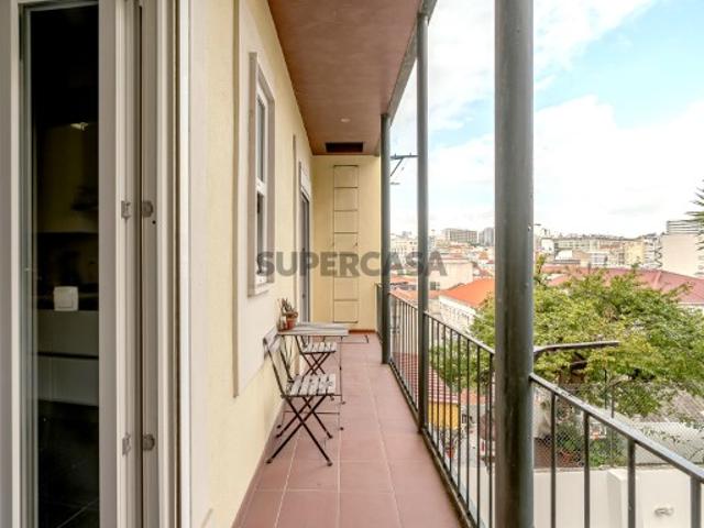 Apartamento T3 renovado com garagem, arrecadação e varanda em Lisboa