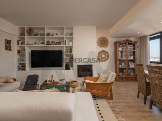 Apartamento T3 Renovado com Garagem e Arrecadação na Quinta Grande, Alfragide