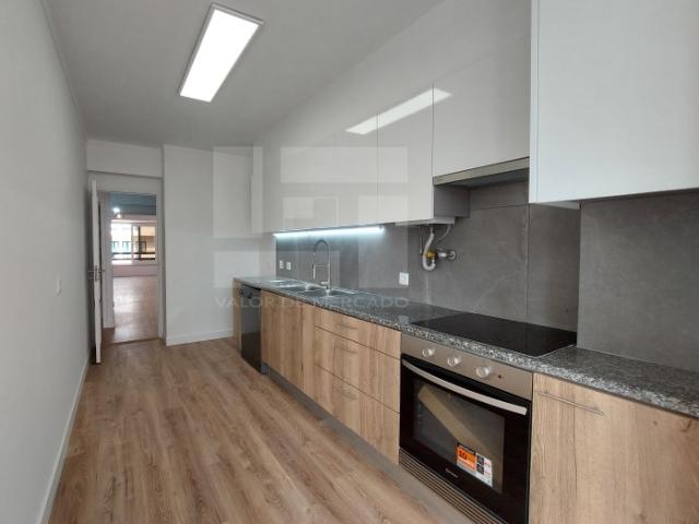 Apartamento T3 renovado com garagem e elevador, Benfica