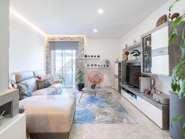 Apartamento T3 Renovado com Garagem Fechada e Varanda S. João da Madeira