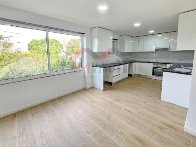 Apartamento T3 renovado com garagem Loulé