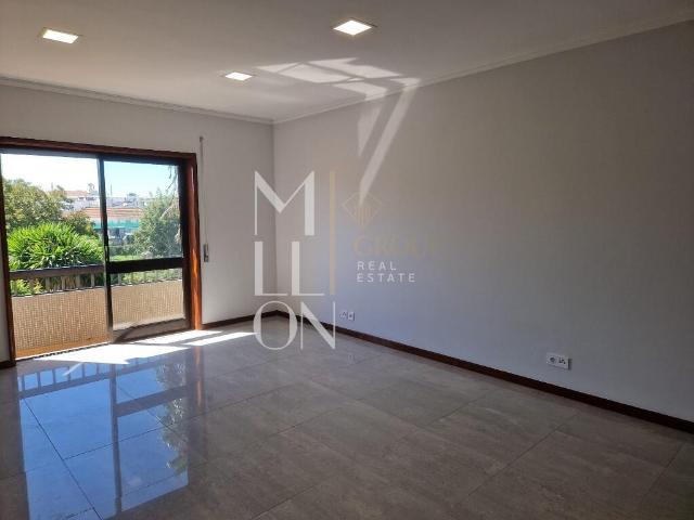 Apartamento T3 Renovado com Suite e Excelente Exposição Solar | Paços de Brandão
