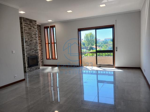 Apartamento T3 Renovado com suíte, Varanda e Lugar de Garagem – Paços de Brandão