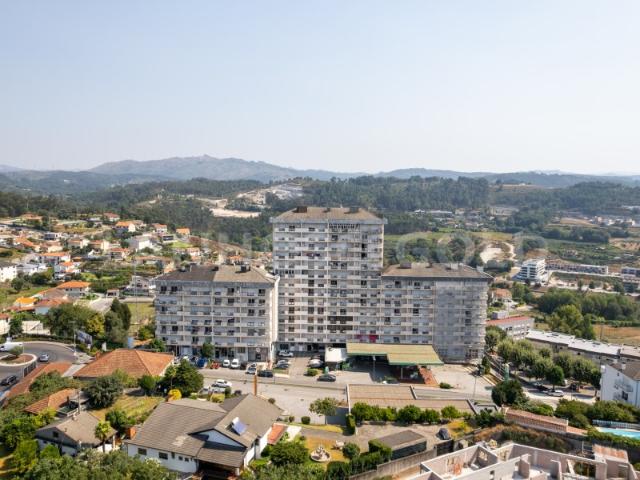 Apartamento T3 Renovado com Terraço de 49 m², Garagem Fechada e Closet