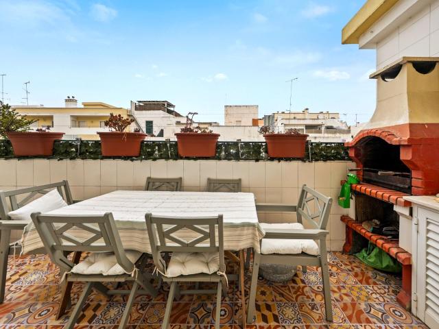 Apartamento T3 Renovado com Terraço Privativo Centro de Olhão
