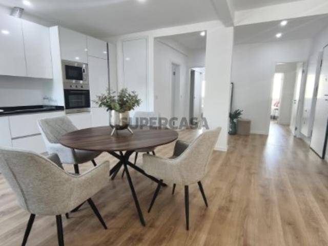 Apartamento T3 renovado com varanda em bairro residencial de Benfica, Lisboa