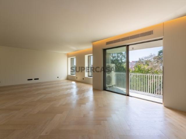 Apartamento T3 renovado com varanda em Lisboa