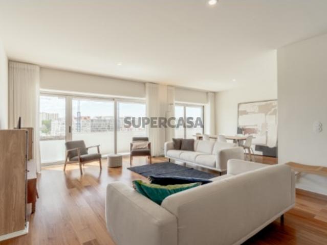 Apartamento T3, renovado com varandas, em Lisboa