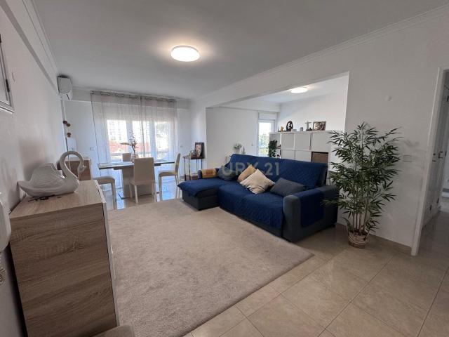 Apartamento T3 renovado com vista mar junto a Cascais