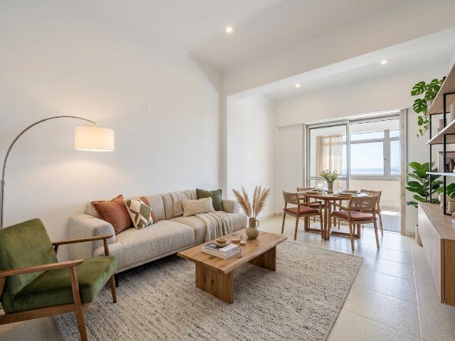 Apartamento T3 renovado com vista rio panorâmica em Almada