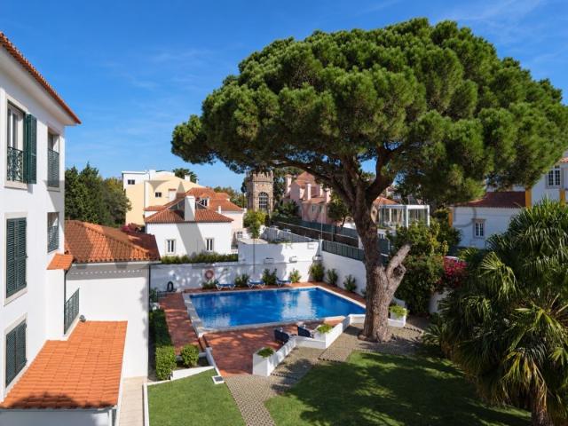 APARTAMENTO T3 RENOVADO E CONVERTIDO EM T2 COM GARAGEM, PISCINA E JARDIM, MONTE ESTORIL, CASCAIS