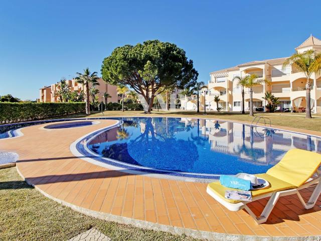 Apartamento T3 Renovado em Condomínio Prestigiado de Vilamoura com Piscina