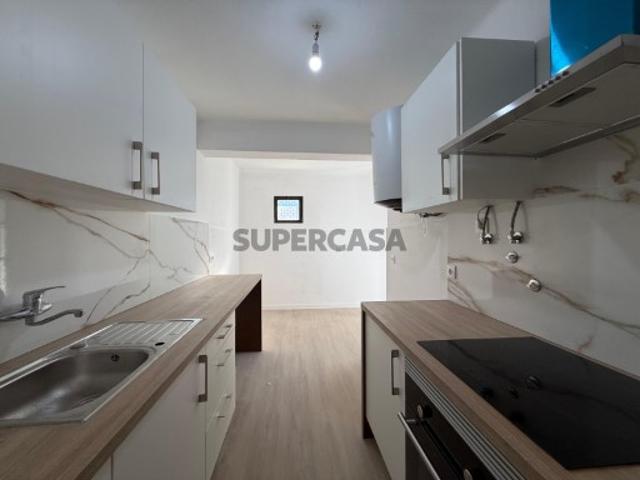 Apartamento T3 renovado em Setúbal