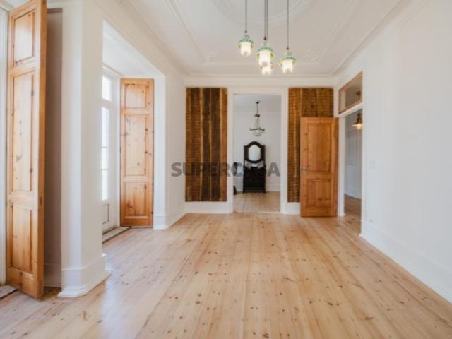 Apartamento T3 renovado junto à Avenida da Liberdade