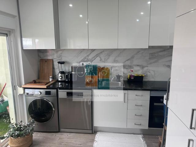 Apartamento T3 renovado na Mina de Água, Amadora