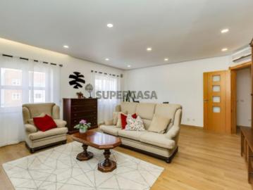 Apartamento T3 renovado nas Casas do Lago, Amadora