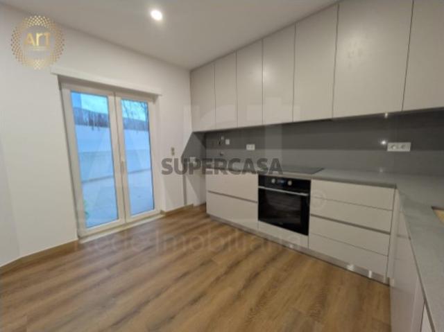 Apartamento T3 Totalmente Renovado no Centro da Lourinhã Modernidade, Conforto e Localização Privilegiada