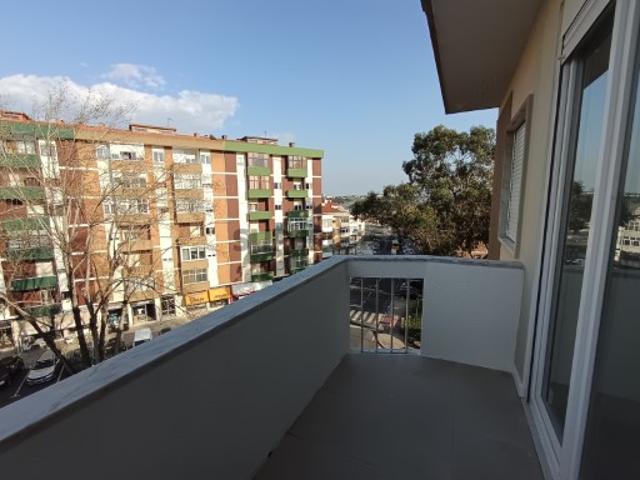 Apartamento T3 renovado no centro da Rinchoa