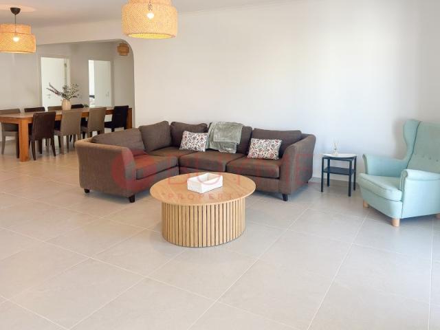 Apartamento T3 Renovado no Centro de Almancil