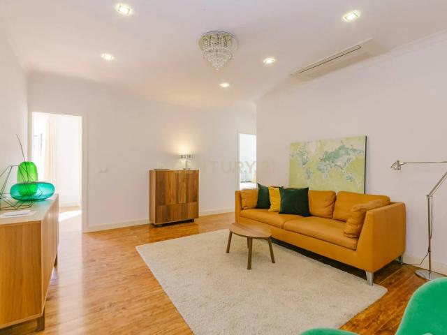 Apartamento T3 Renovado com Varanda no Centro de Lisboa | Avenida da Liberdade