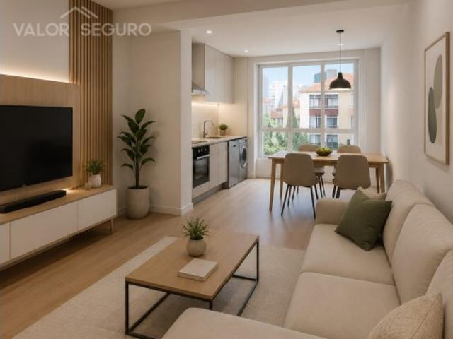 Apartamento T3 renovado no Forte da Casa