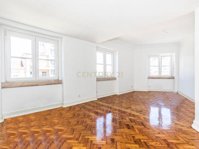 Apartamento T3 renovado para arrendamento na Avenida de Roma com elevador