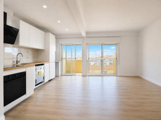 Apartamento T3 Reabilitado com Varandas, Elevador e Vista Panorâmica Casal de São Brás