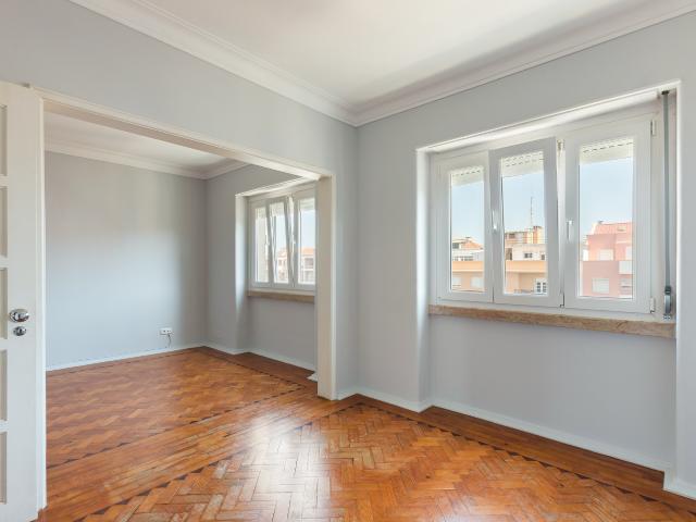 Apartamento T3 recuperado para arrendamento em Roma