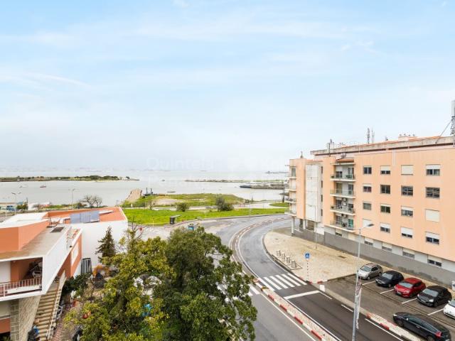Apartamento T3 sem móveis para arrendar no Seixal com vista Rio