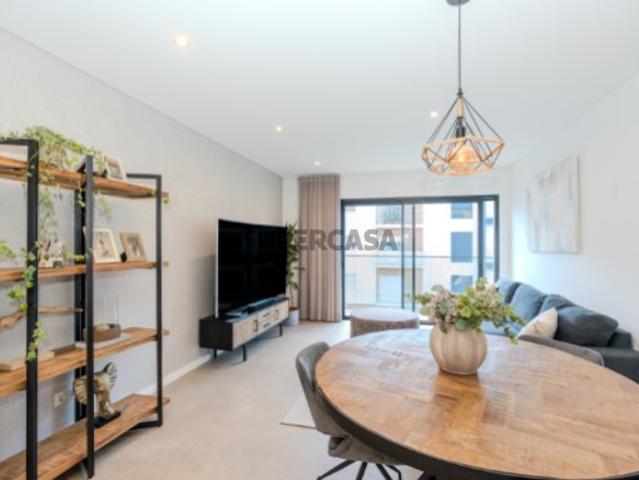 Apartamento T3 semi novo com garagem