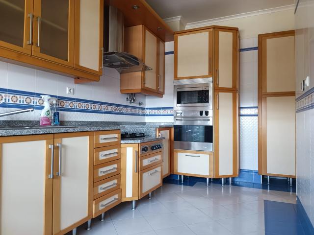 Apartamento T3 Semi Novo com Parqueamento | Nova Azeda Setúbal