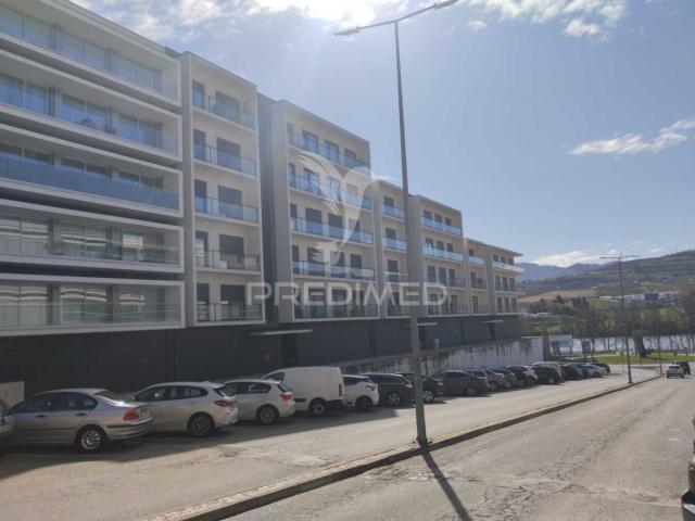 APARTAMENTO T3 SEMI NOVO NUNCA FOI HABITADO COM VISTAS SOBRE A CIDADE E O RIO DOURO, NO PESO DA RÉGUA