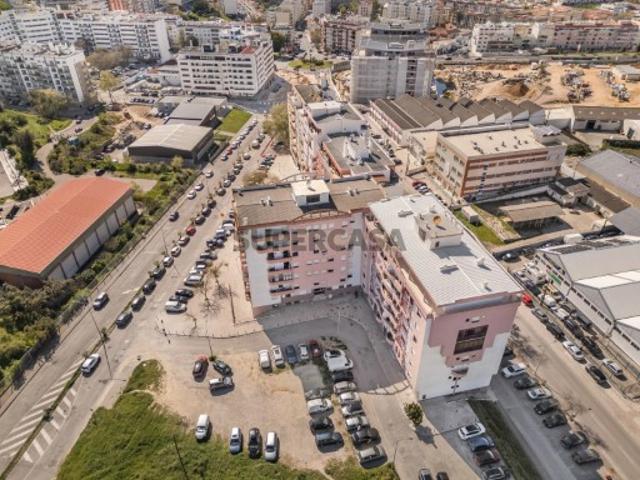 Apartamento T3 Semi Renovado com boas áreas e vista desafogada nos 4 Caminhos em Setúbal | Av. Nuno Álvares, Setúbal