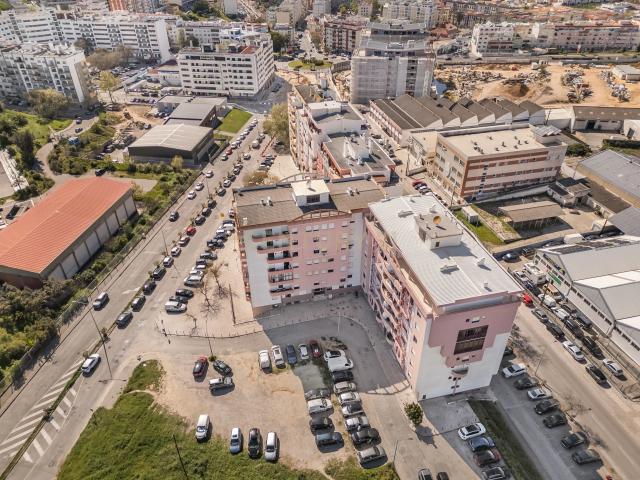 Apartamento T3 Semi Renovado com boas áreas e vista desafogada nos 4 Caminhos em Setúbal | Av. Nuno Álvares, Setúbal