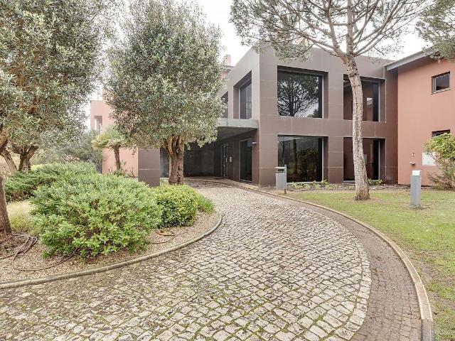 Apartamento T3 situado num Excelente Condominio na Quinta da Marinha, com área bruta privativa de 185m2 e jardim privado