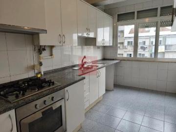 Apartamento T3 situado na Venteira 2 casas de Banho