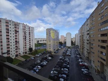 Apartamento T3 situado no Carregado, distinguindo se pelas áreas amplas e pela excelente distribuição de luz natural