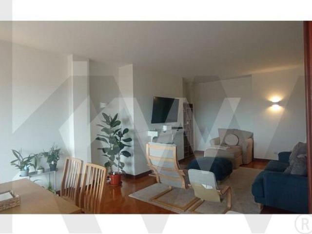 Apartamento T3, soalheiro, com varanda e 2 lugares de garagem, perto da praia