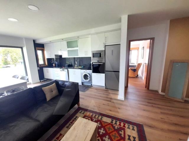 Apartamento T0+1 com terraço, totalmente mobilado e equipado para arrendamento em Aradas!