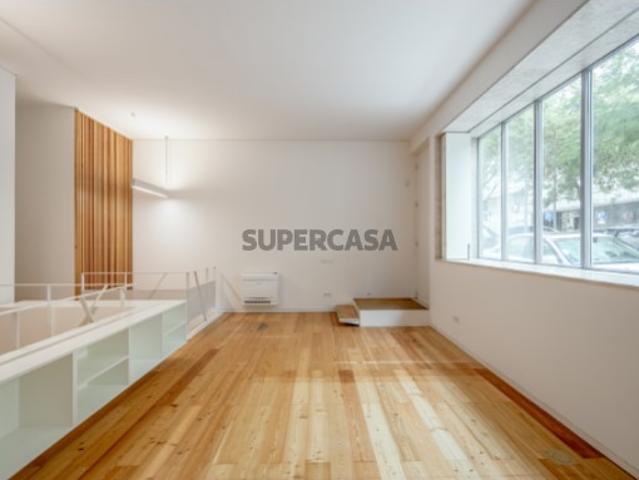 Apartamento T0+1 duplex, junto ao Parque Eduardo VII