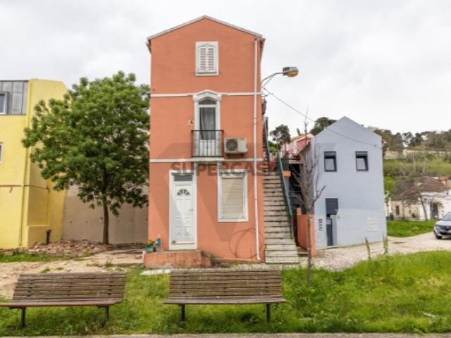 Investimento: Apartamento T0+1 totalmente remodelado em Campolide