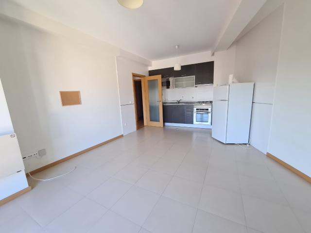 Apartamento T0 + 1 junto ao Centro Comercial Glicínias, em Aveiro!