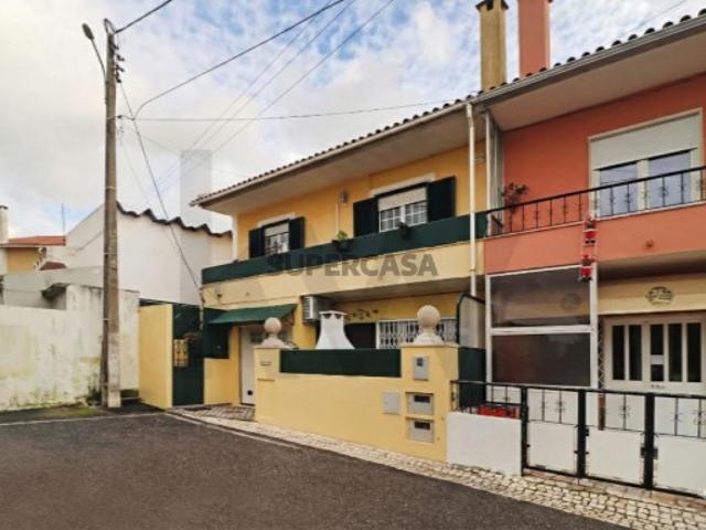 Apartamento T0 + 2 com 100m2 e garagem em andar de moradia com logradouro em Rio de Mouro Sintra