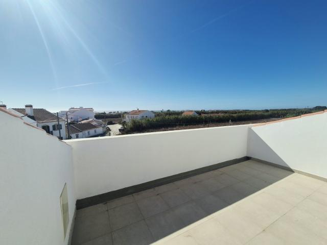 Apartamento T0 com aproveitamento de sótão, com vista mar