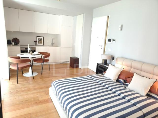 Apartamento T0 com estacionamento perto do Marquês de Pombal, Lisboa
