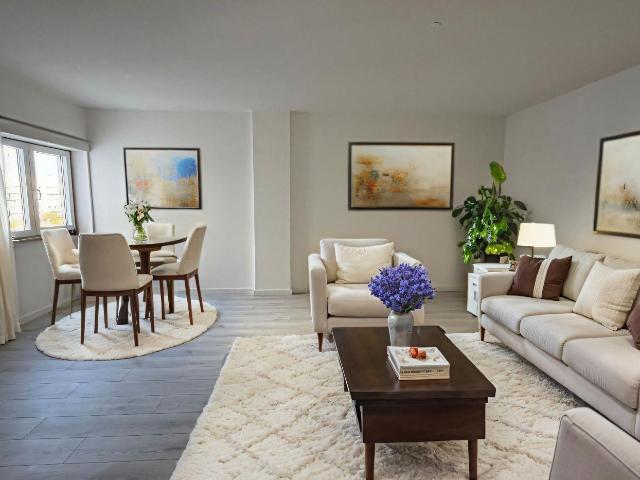 Apartamento T0 com parqueamento e vistas de mar